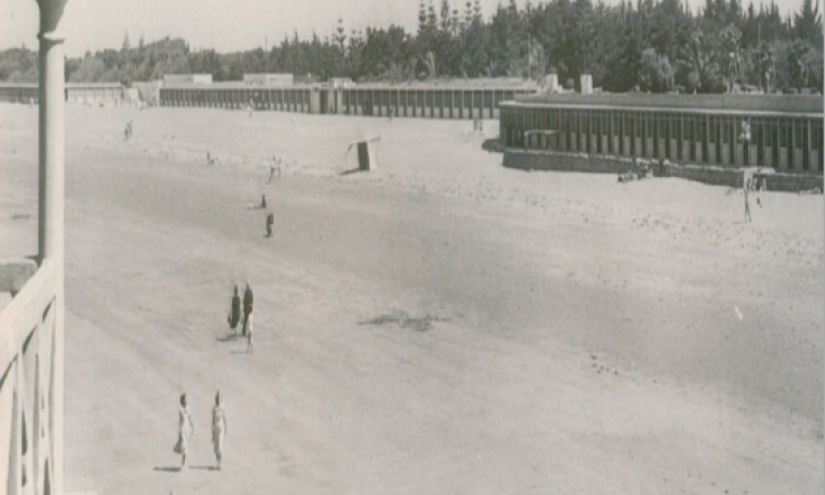 Vue de la plage prise du casino