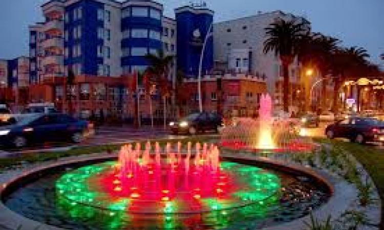 Vue de nuit d'un rond point d'El Jadida