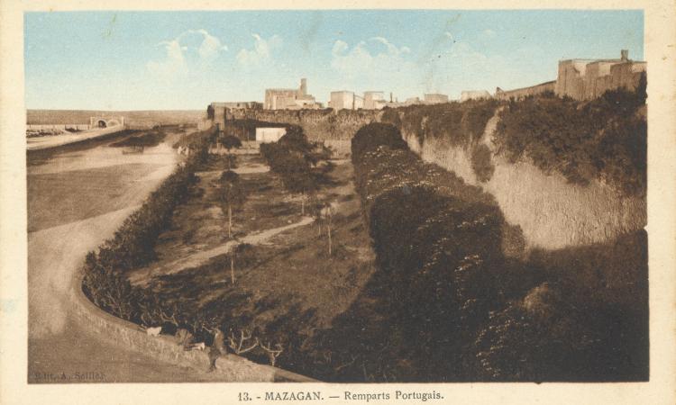 les douves desséchées de la cité portugaise